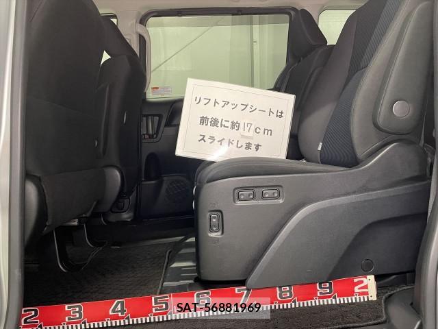Toyota VOXY 2019-08 8815805-10