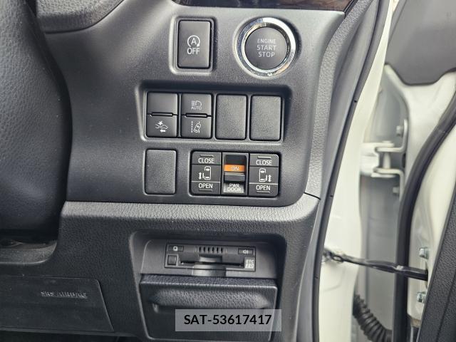 Toyota VOXY 2021-04 8815810-11