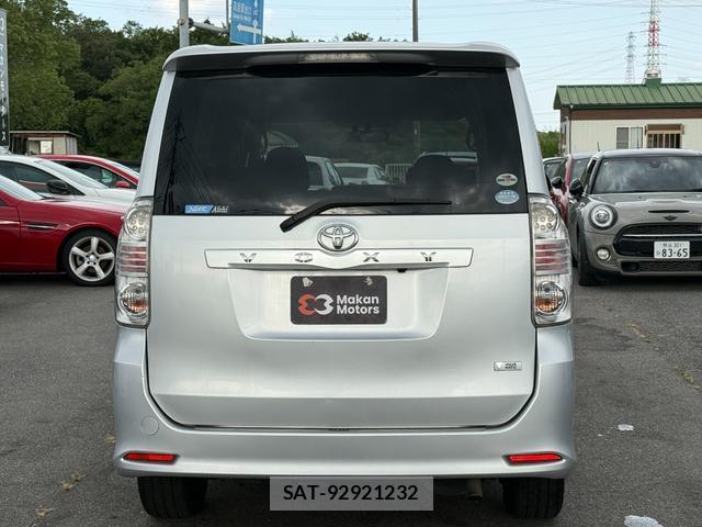 Toyota VOXY 2009-11 8815848-10