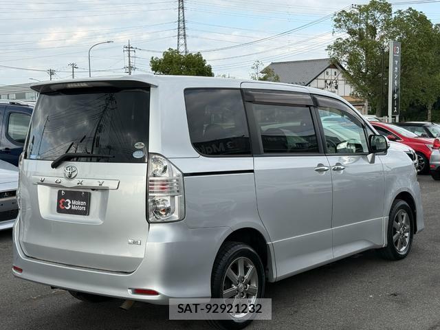 Toyota VOXY 2009-11 8815848-11