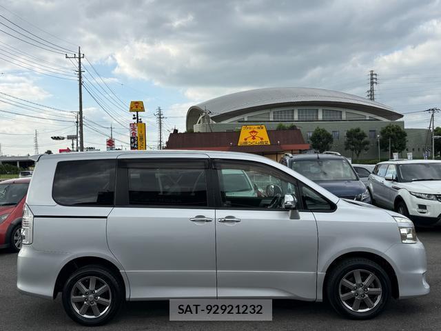 Toyota VOXY 2009-11 8815848-12