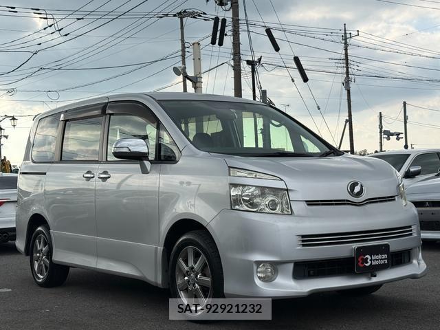 Toyota VOXY 2009-11 8815848-13
