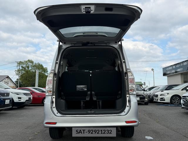 Toyota VOXY 2009-11 8815848-14