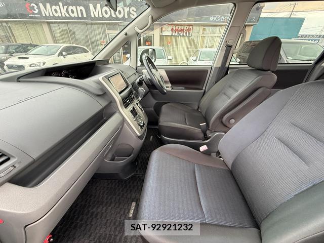 Toyota VOXY 2009-11 8815848-16