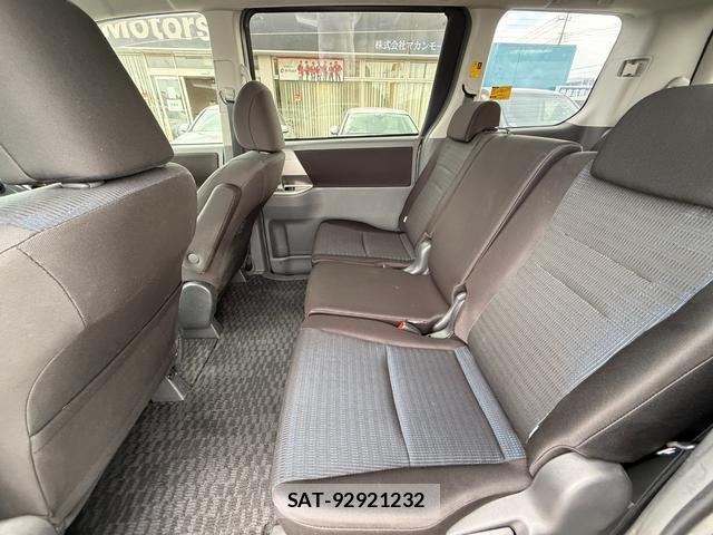 Toyota VOXY 2009-11 8815848-17