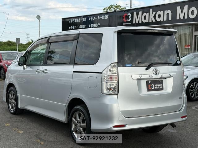 Toyota VOXY 2009-11 8815848-9