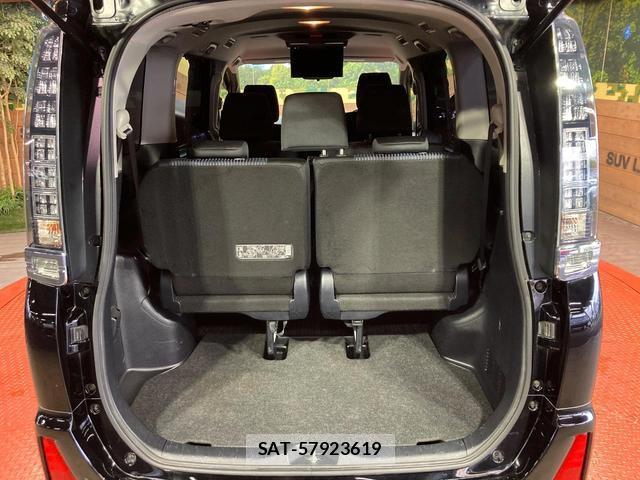 Toyota VOXY 2017-05 8815905-11