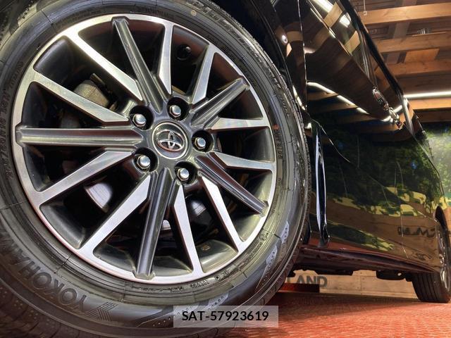 Toyota VOXY 2017-05 8815905-13