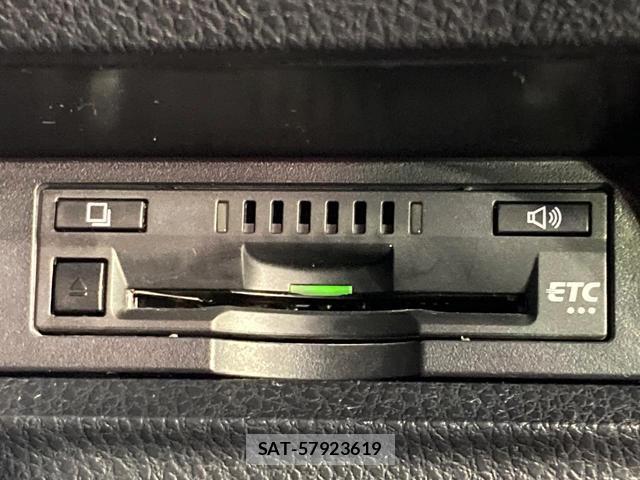 Toyota VOXY 2017-05 8815905-6