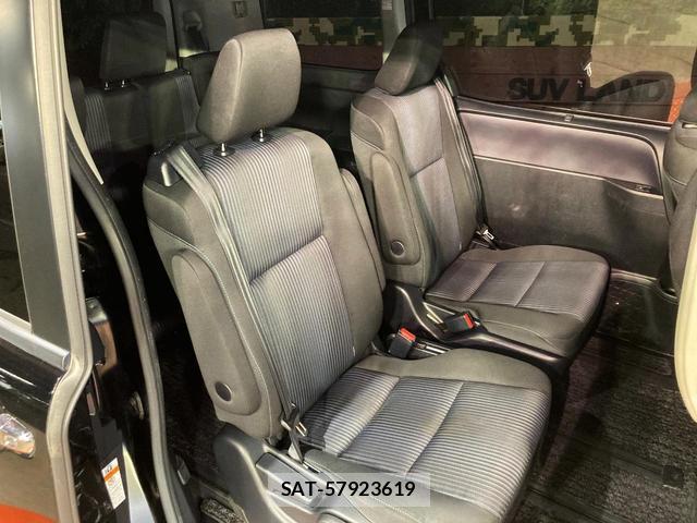 Toyota VOXY 2017-05 8815905-8