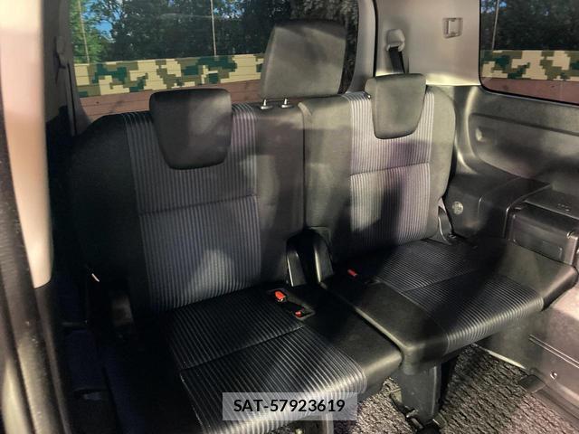 Toyota VOXY 2017-05 8815905-9