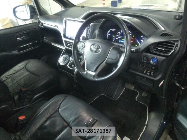 Toyota VOXY 2018-05 8816005-2