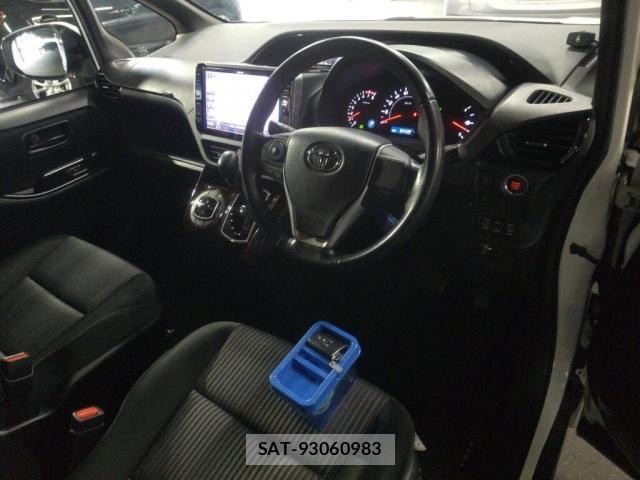 Toyota VOXY 2017-08 8816029-2