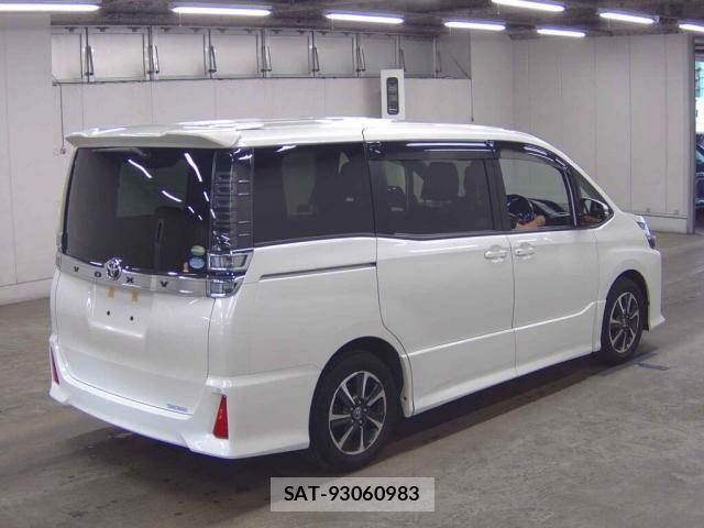 Toyota VOXY 2017-08 8816029-4
