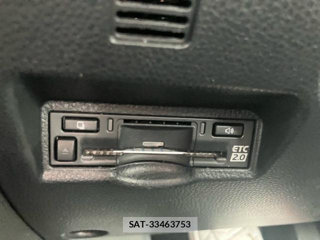 Toyota VOXY 2022-10 8816386-16