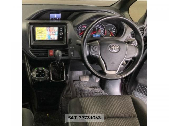 Toyota VOXY 2018-02 8816755-2