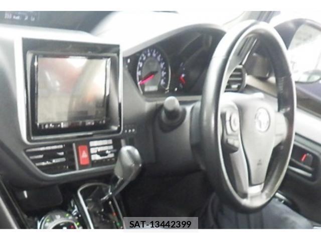 Toyota VOXY 2018-07 8816805-2