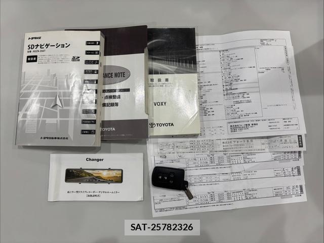 Toyota VOXY 2017-07 8816985-18