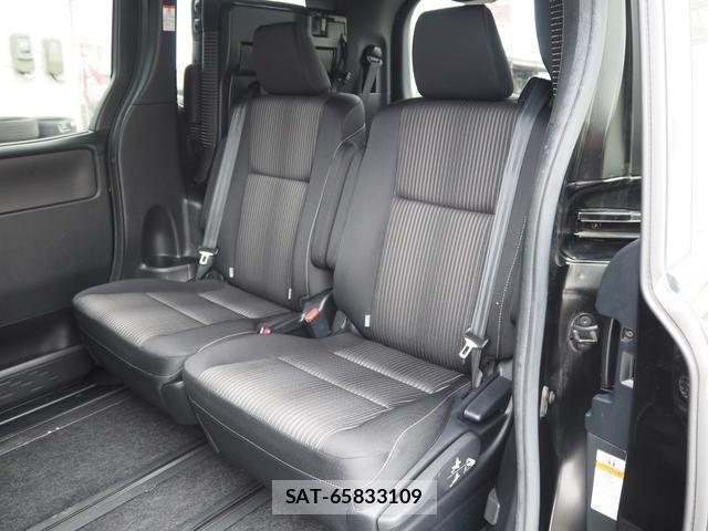 Toyota VOXY 2017-10 8816986-9