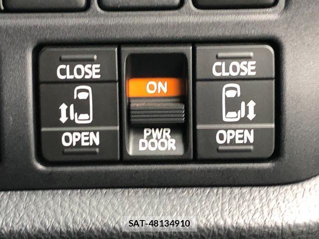 Toyota VOXY 2018-02 8817015-17