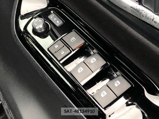 Toyota VOXY 2018-02 8817015-18