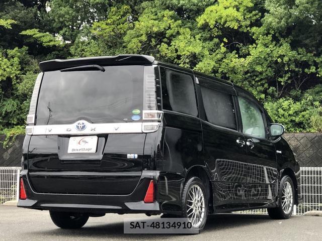 Toyota VOXY 2018-02 8817015-3