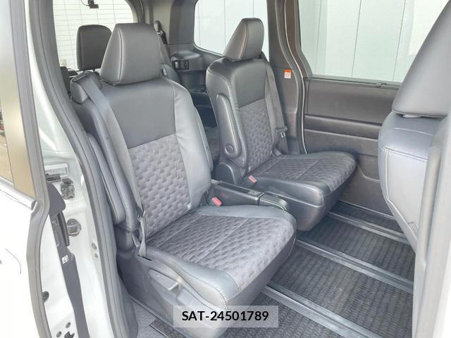 Toyota VOXY 2024-02 8817187-9
