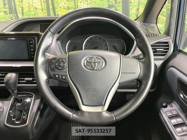 Toyota VOXY 2015-10 8817224-10