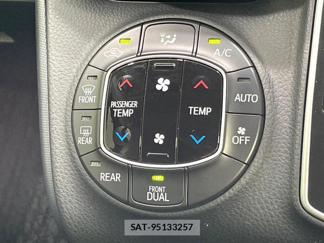 Toyota VOXY 2015-10 8817224-5
