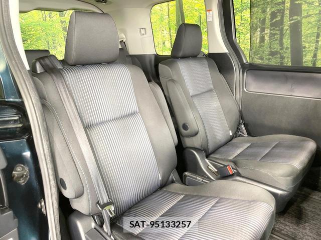 Toyota VOXY 2015-10 8817224-7