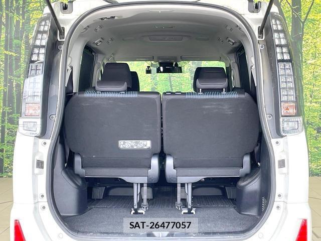 Toyota VOXY 2016-10 8817261-10