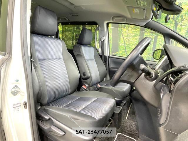 Toyota VOXY 2016-10 8817261-7