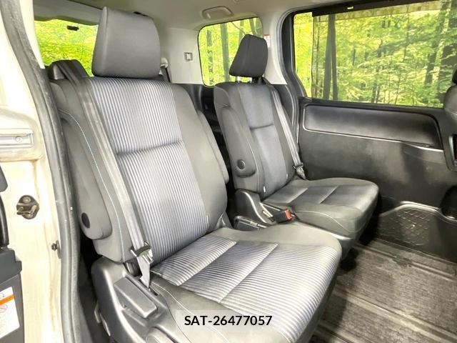 Toyota VOXY 2016-10 8817261-8