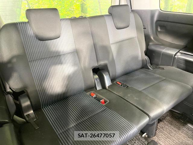 Toyota VOXY 2016-10 8817261-9