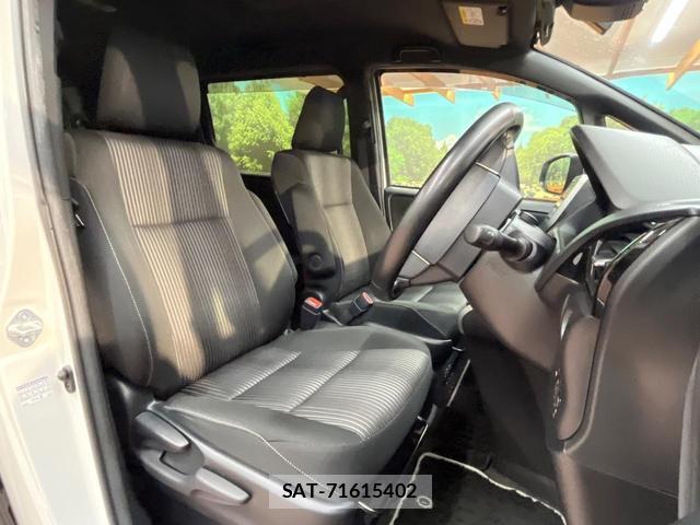 Toyota VOXY 2019-08 8817369-7