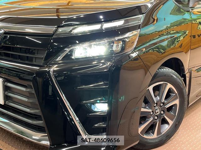 Toyota VOXY 2017-09 8817373-12