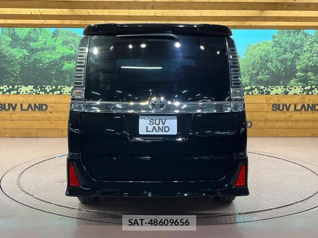Toyota VOXY 2017-09 8817373-15