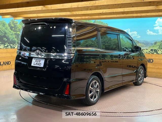 Toyota VOXY 2017-09 8817373-16