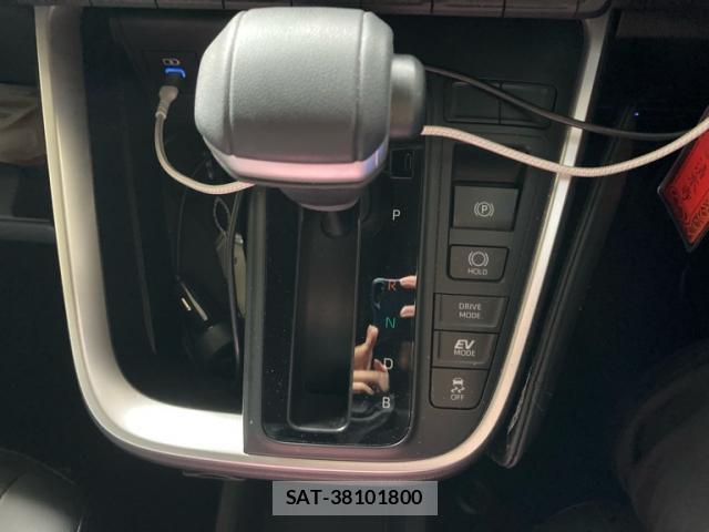 Toyota VOXY 2022-10 8817406-7