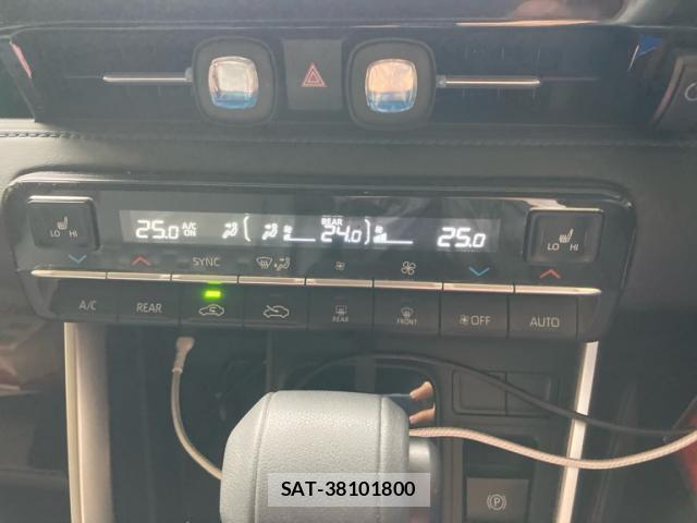 Toyota VOXY 2022-10 8817406-8