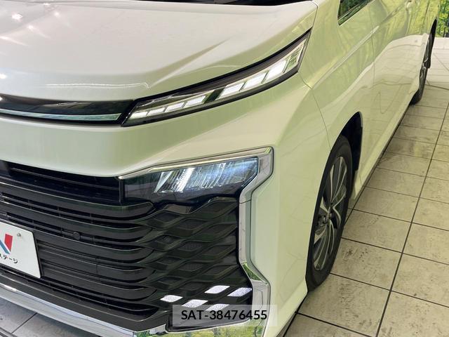 Toyota VOXY 2023-01 8817651-12