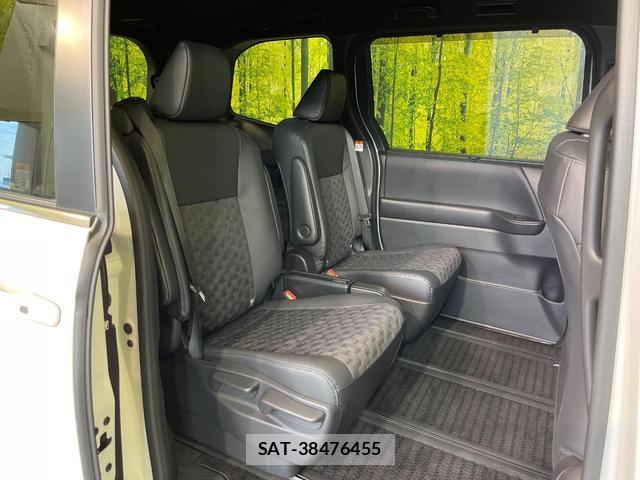 Toyota VOXY 2023-01 8817651-8