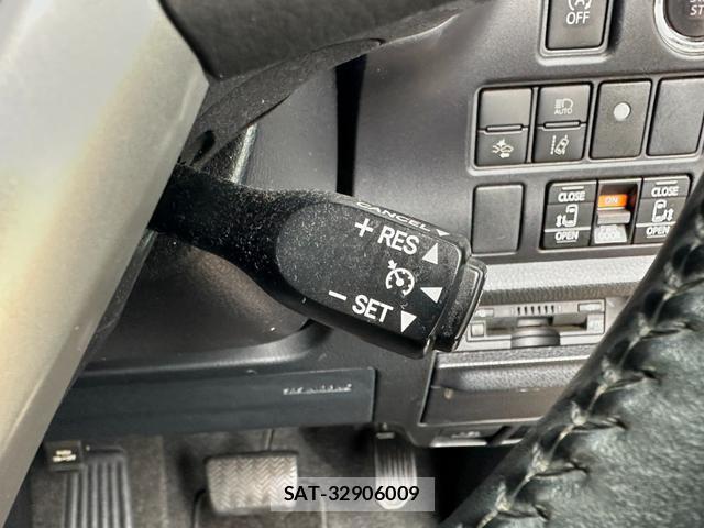 Toyota VOXY 2017-09 8817801-14