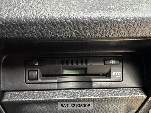 Toyota VOXY 2017-09 8817801-15