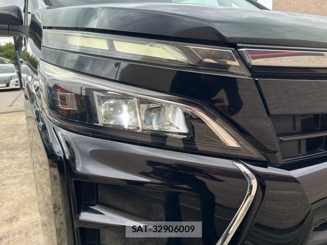 Toyota VOXY 2017-09 8817801-16