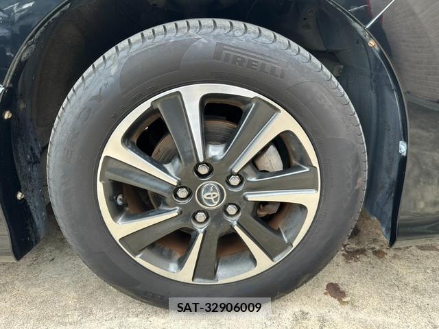 Toyota VOXY 2017-09 8817801-19