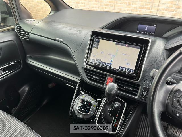 Toyota VOXY 2017-09 8817801-8