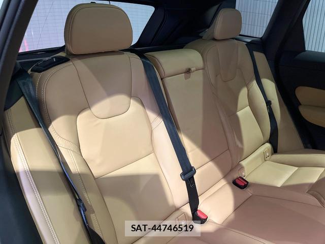 Volvo XC60 2022-05 8812149-15