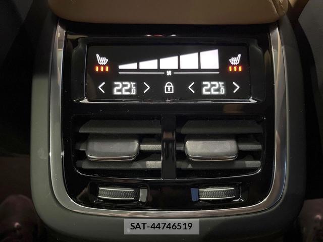 Volvo XC60 2022-05 8812149-16
