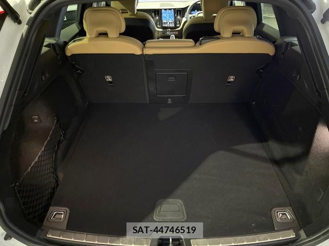 Volvo XC60 2022-05 8812149-17